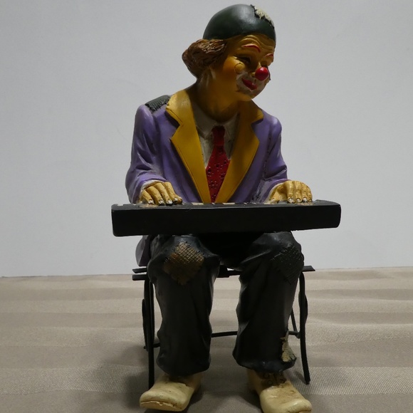 Other - CLOWN porcelain figurine playing the keyboard